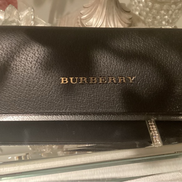 Beautiful Burberry sunglasses new in case Gorgeous set - Picture 2 of 14